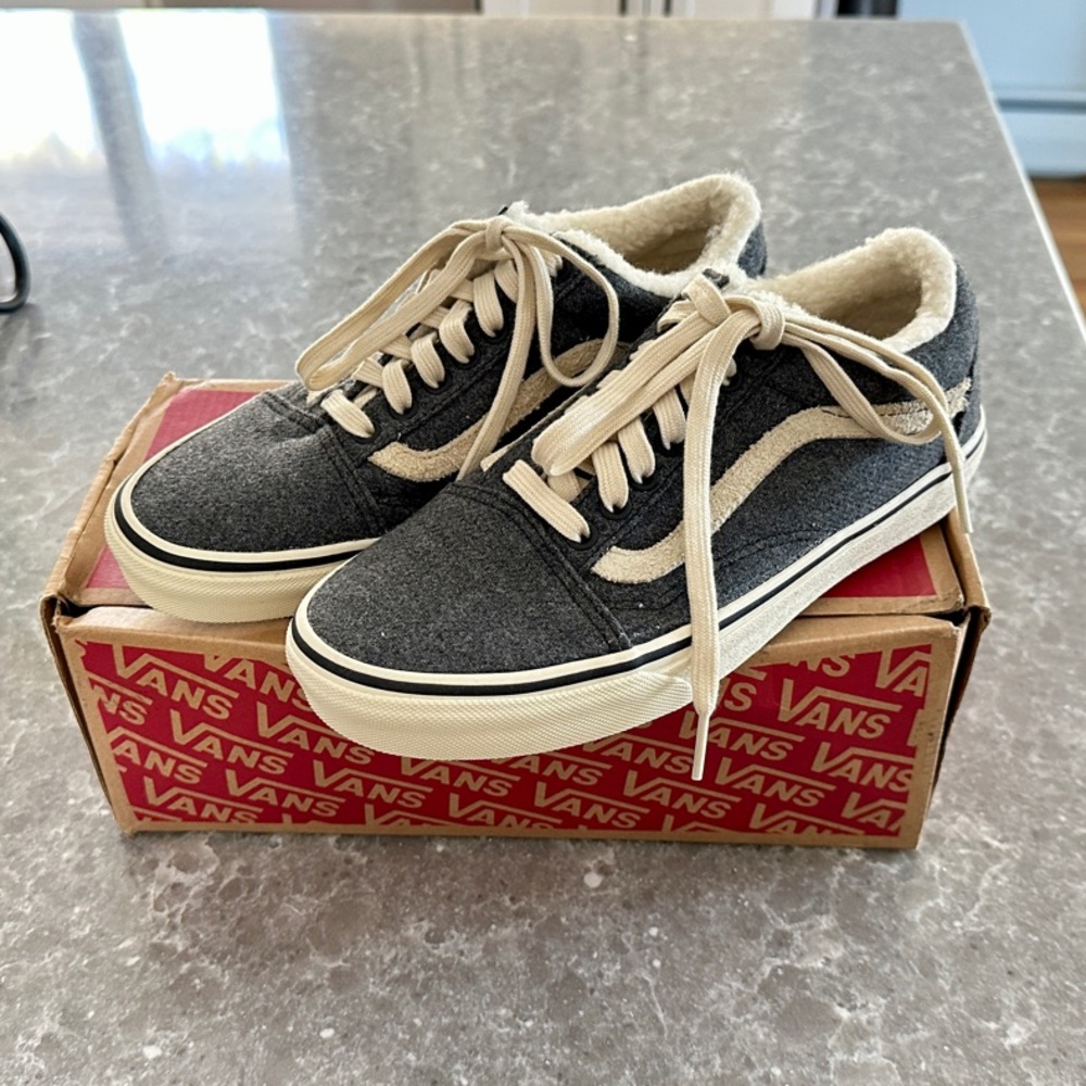 Vans Women's Flannel & Sherpa Sneakers NWT, size 8 women's (6.5 men's)